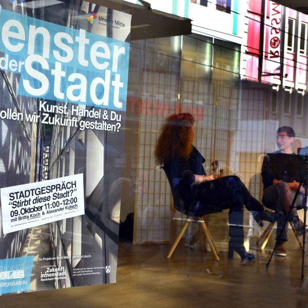 Stadtgespräch mit Britta Koch und Alexander Kutsch im Schaufenster der Galerie der Produkte in Witten am Samstag, 09. Oktober 2021.
Foto: Barbara Zabka /  FUNKE Foto Services